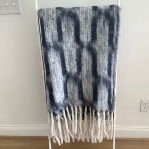 NWOT Anthropologie patterned navy throw❤️❤️❤️❤️